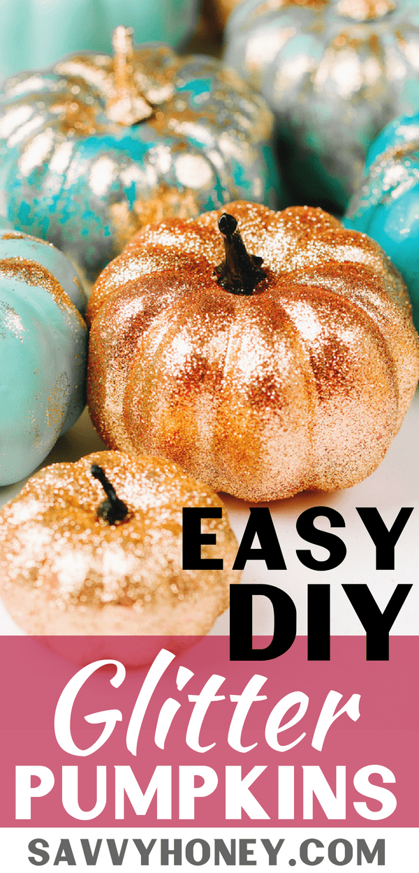 This glitter pumpkin decorating idea is so EASY! No carve pumpkins for Halloween! What a creative DIY Halloween & fall decoration! #halloween #pumpkin #fall #falldecor #halloweendecorations