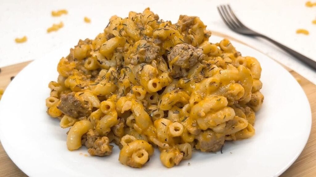 Cheeseburger macaroni on a plate.