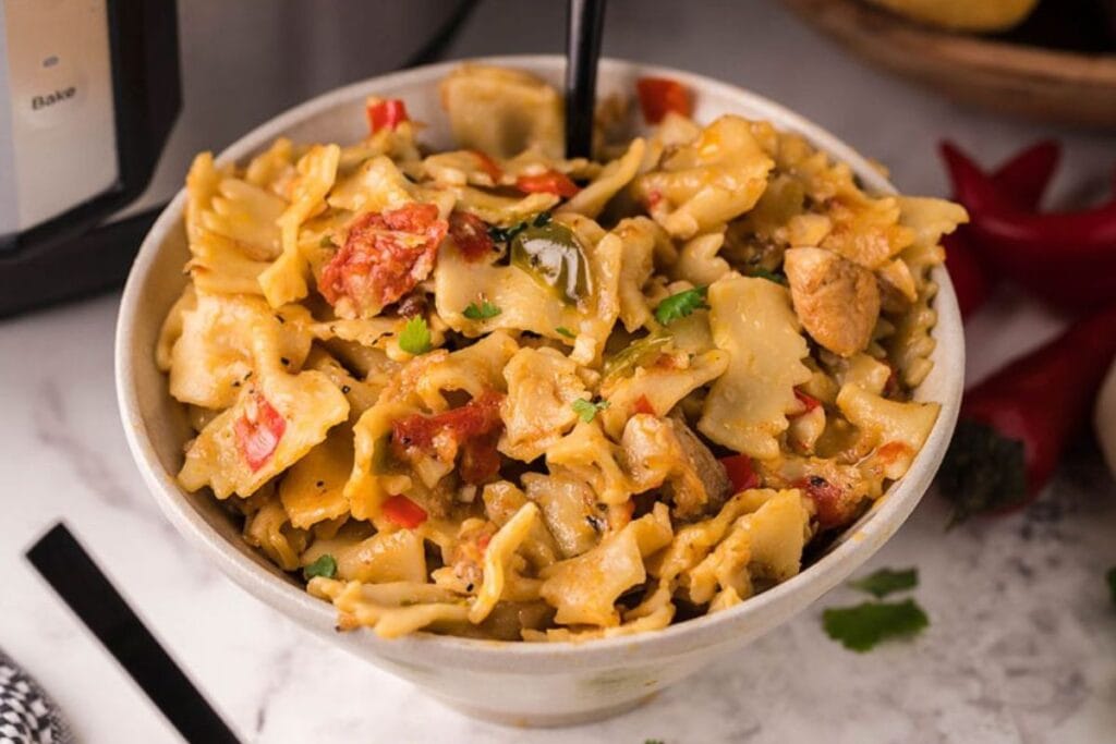 Chicken alfredo in a bowl.