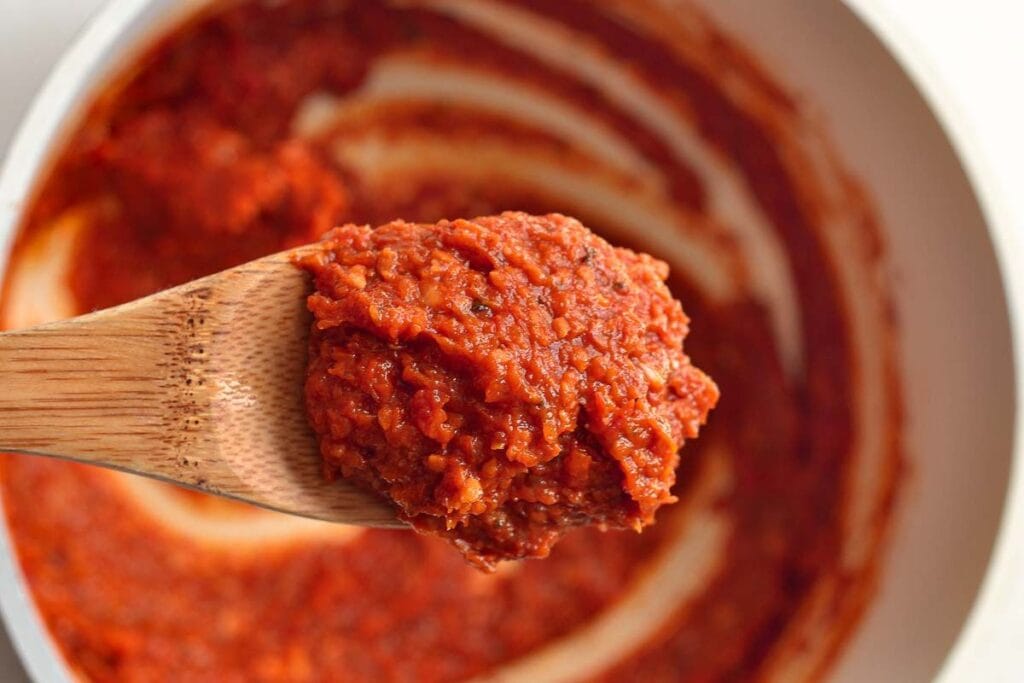 Spoonful og tomato paste.