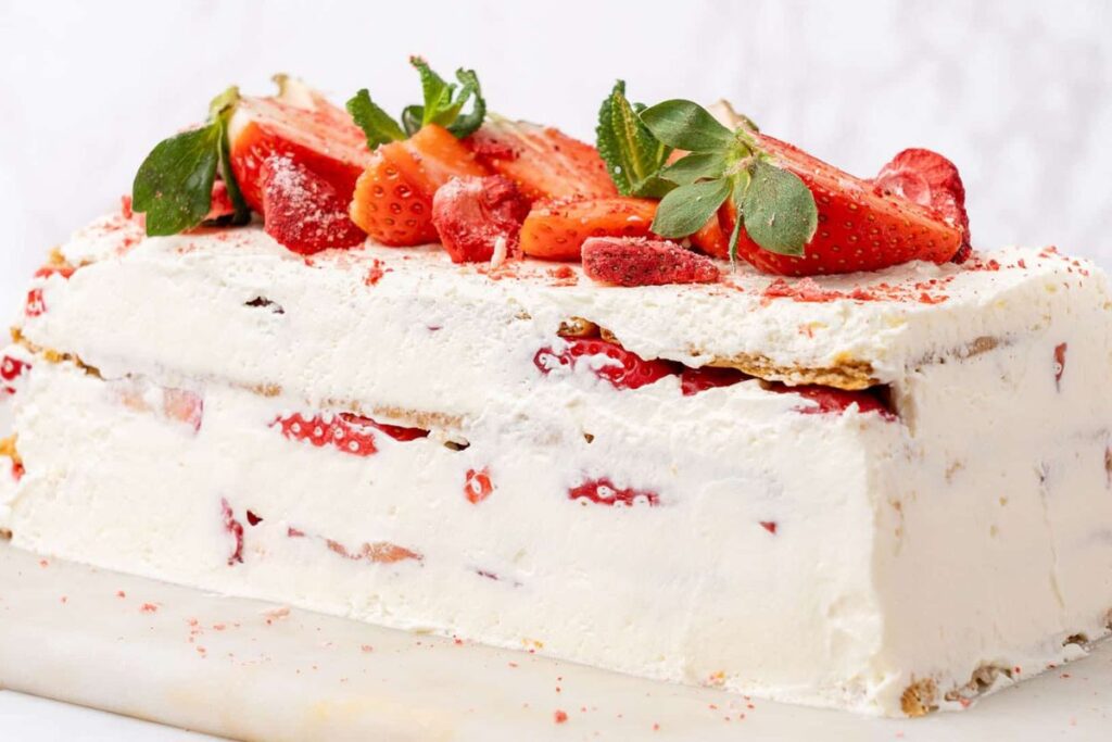 Icebox cake with strawberries.
