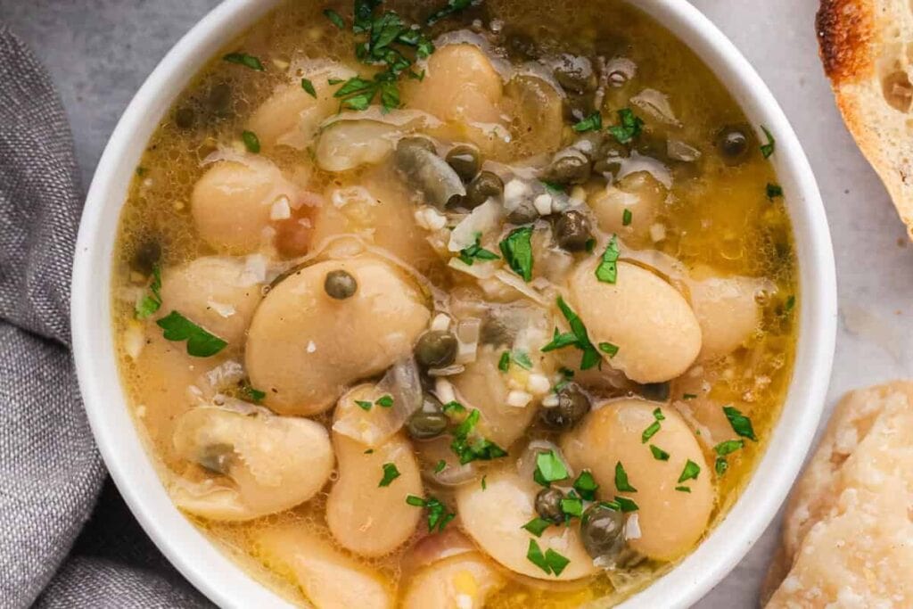 A bowl od butter bean piccata.