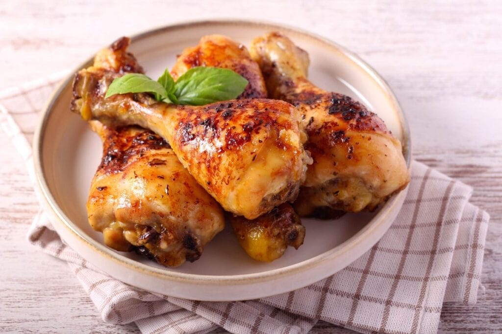 A bowl of chicken drumsticks.