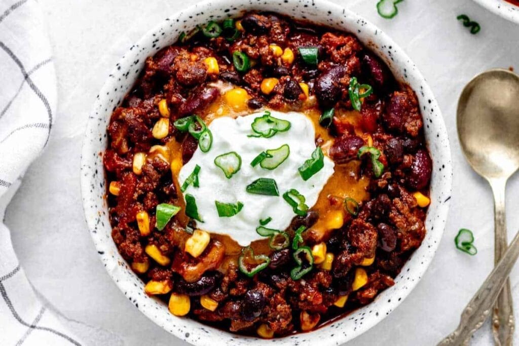 A bowl of chili.