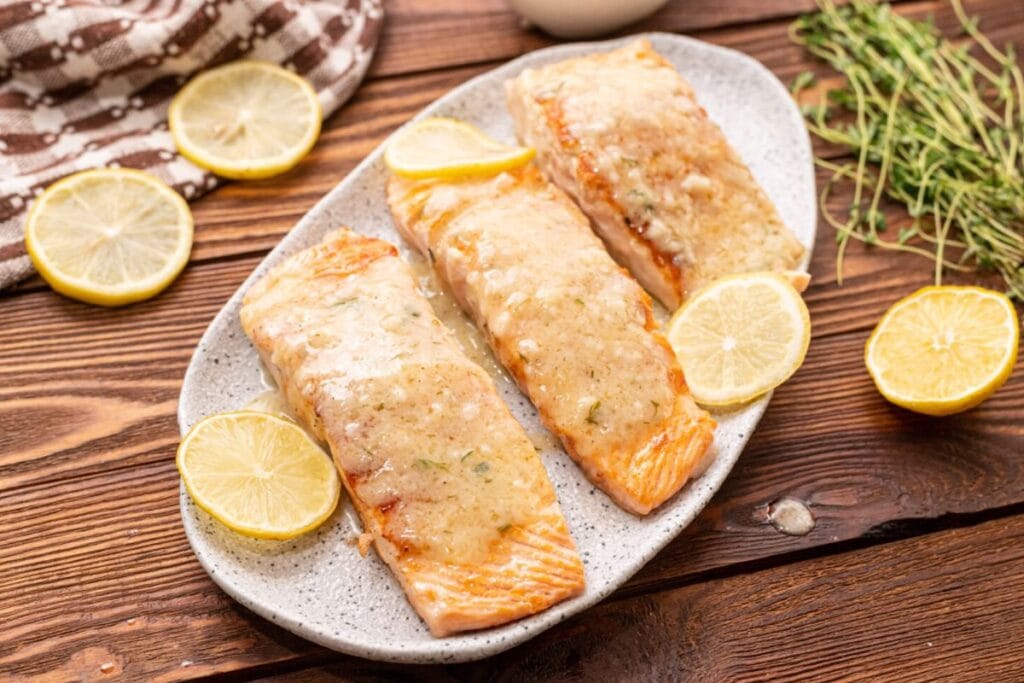 Salmon with sliced lemons.