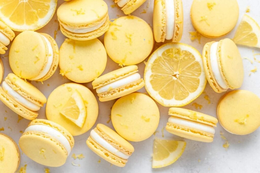 Macarons wit sliced lemons.