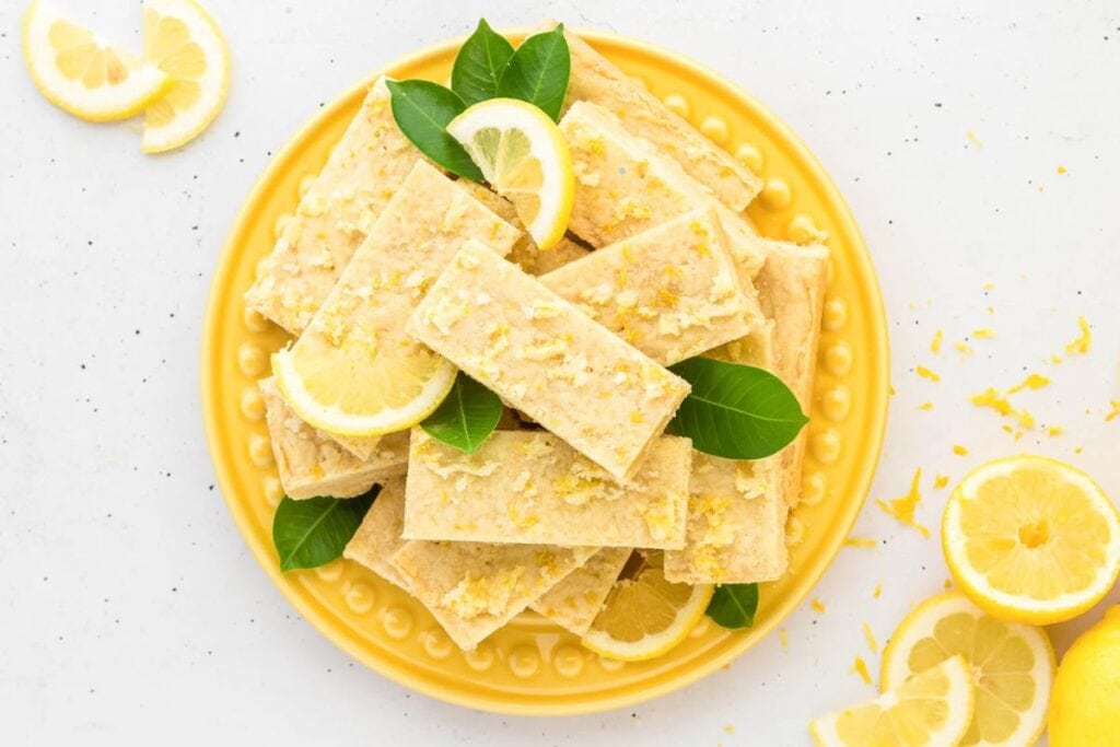 Shortbread cookies with sliced lemons.