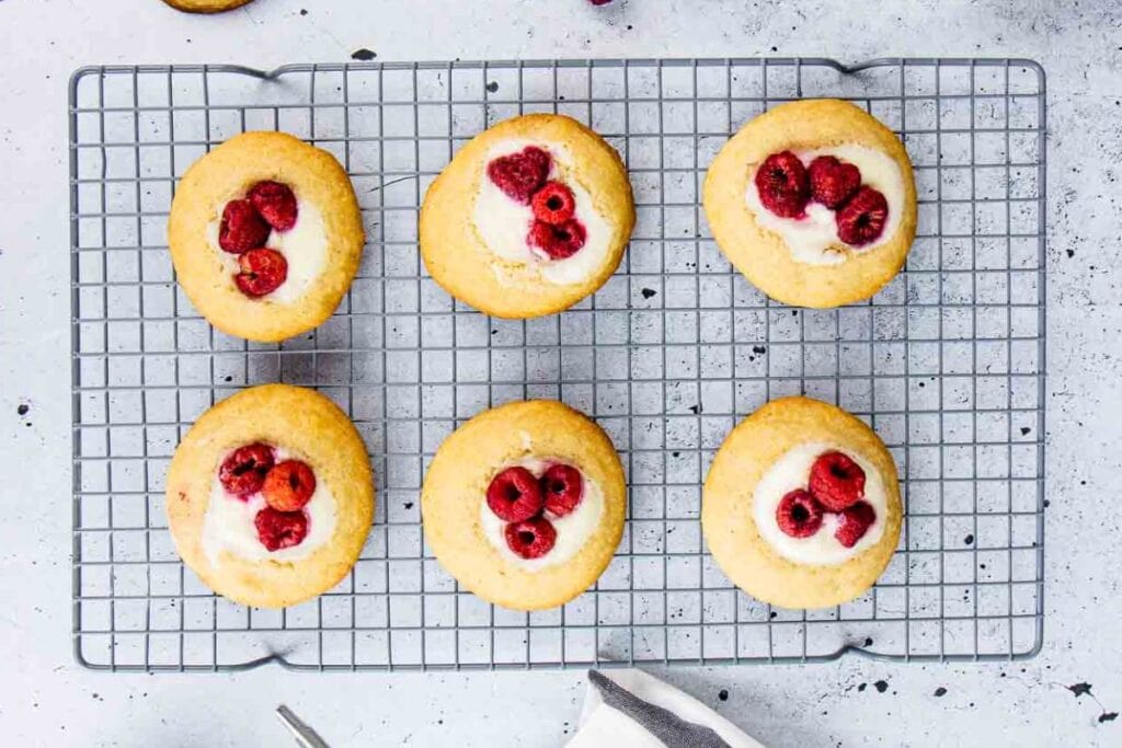 Cheesecake cookies with raspberries.