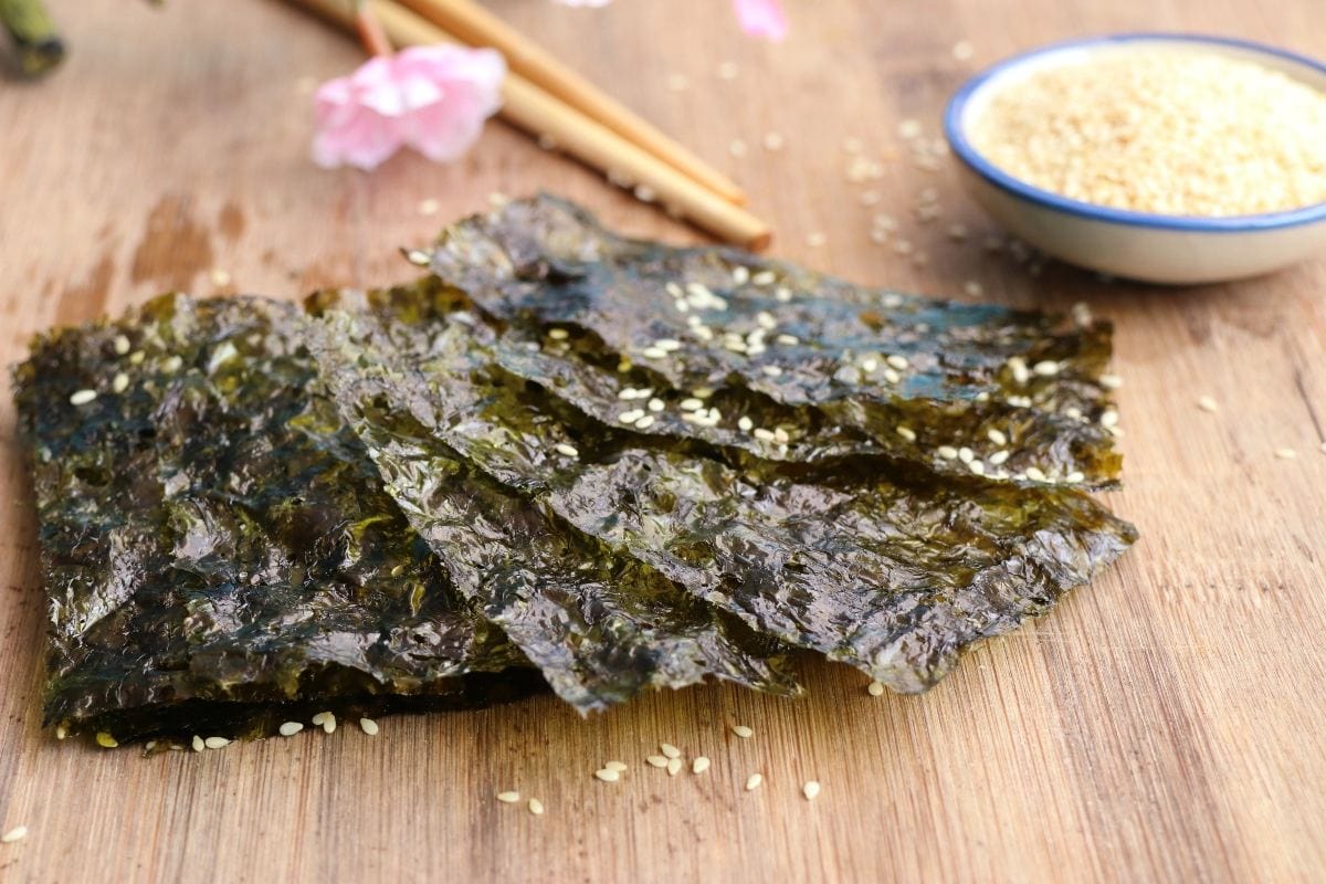 Seaweeds with sesame seeds.