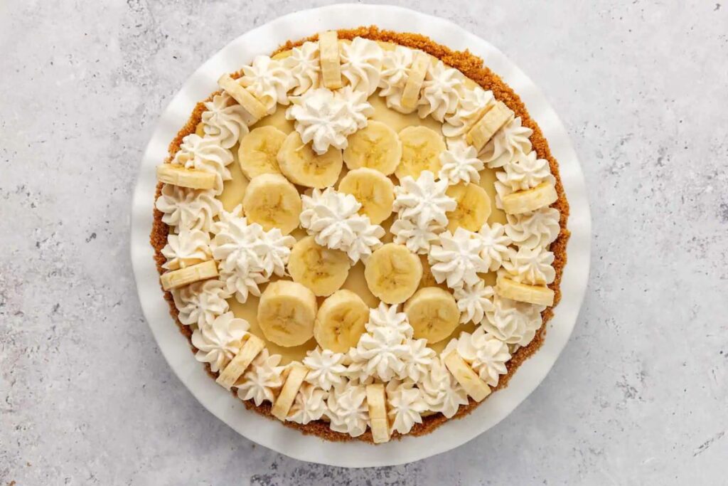 Cream pie with sliced bananas.