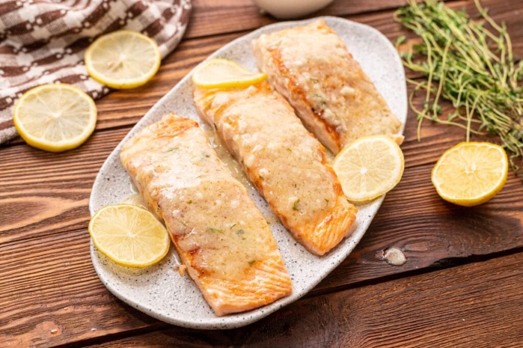 Salmon with sliced lemons.
