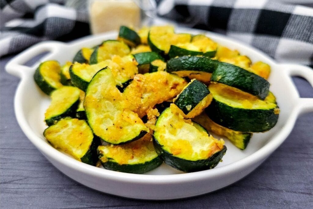 Fried zucchinis on a plate.