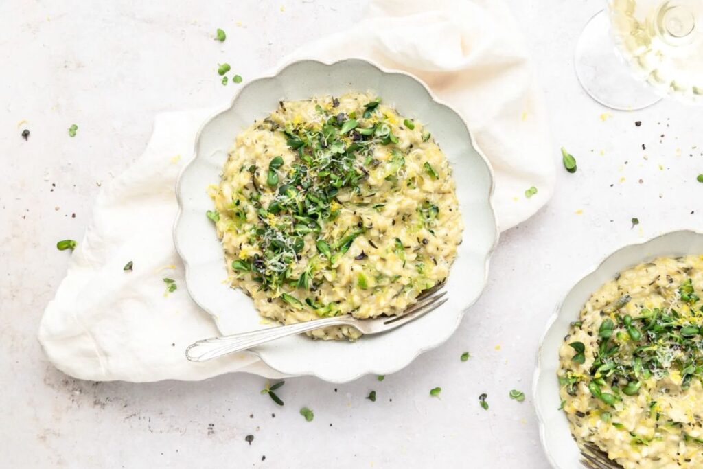 Zucchini risotto on plates.