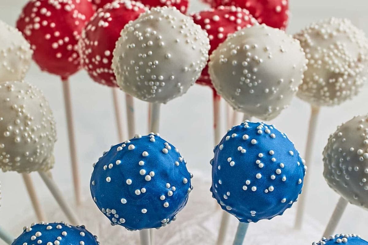 Cake pops in color white, red and blue.