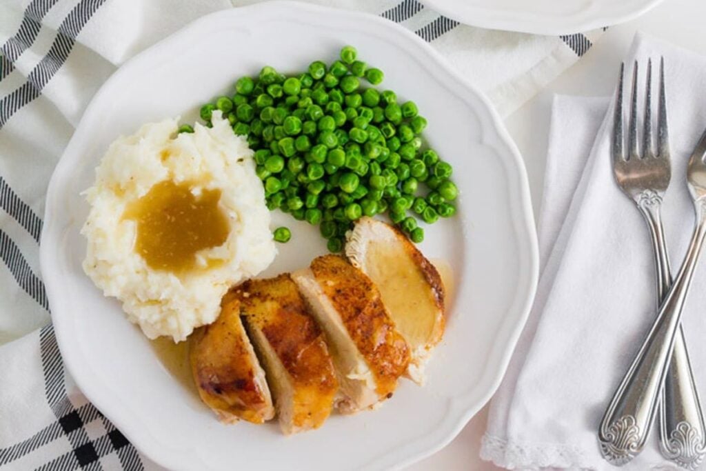 Slices of chicken and mashed potatoes.