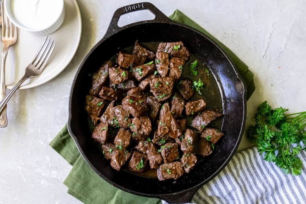 Steak bites in cast iron.