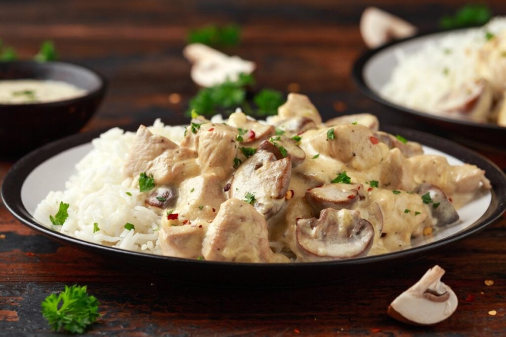 Creamy chicken à la King on a plate.