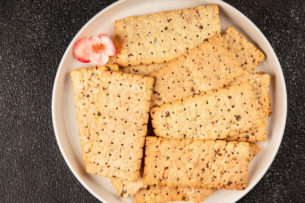  Whole grain crackers on a white plate.