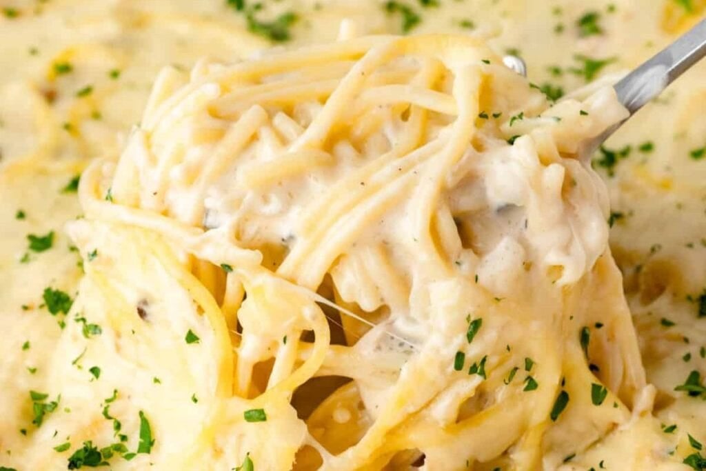 A close up shot of chicken tetrazzini.