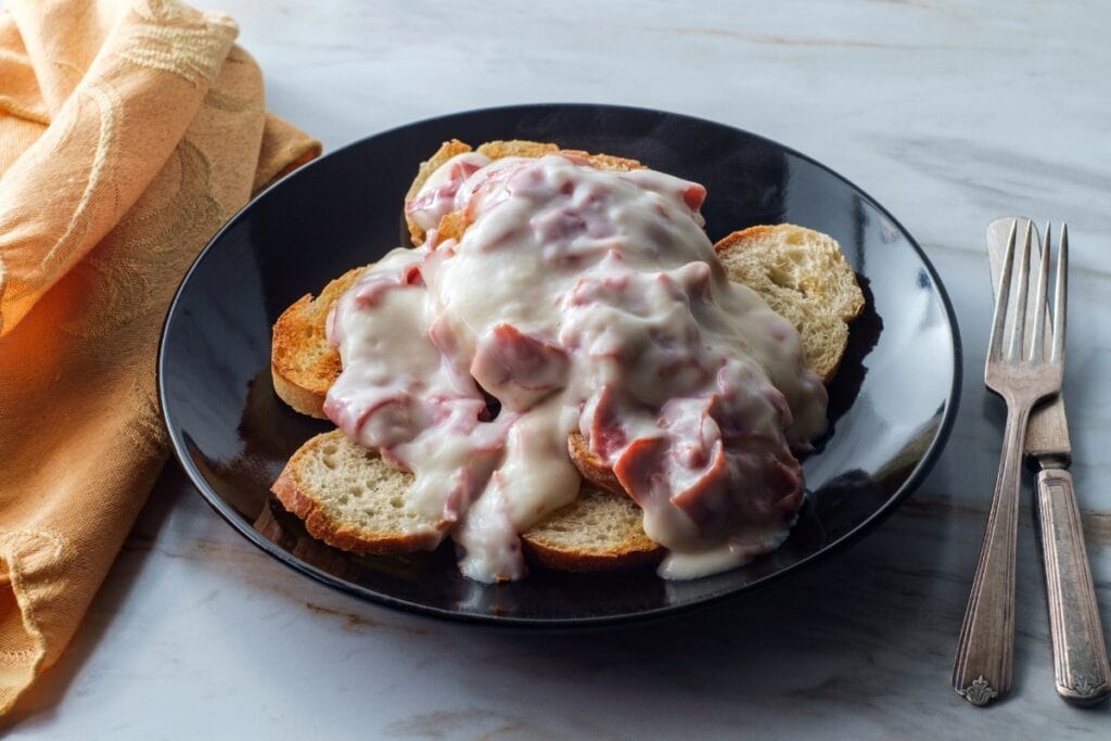 Plate of chipped beef on toast.