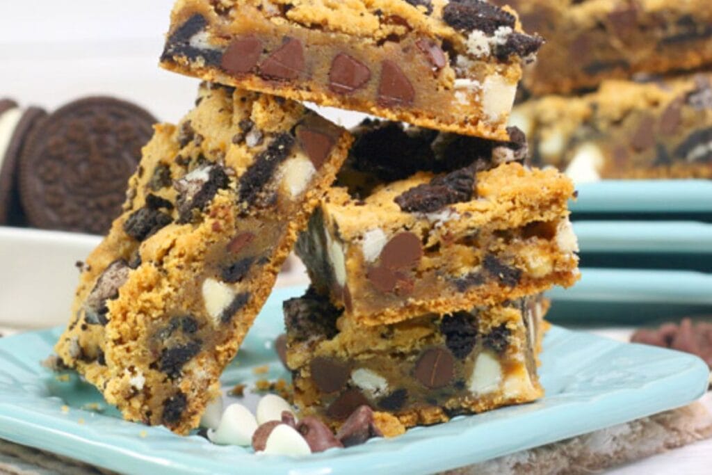 Oreo blondies on a light blue plate.