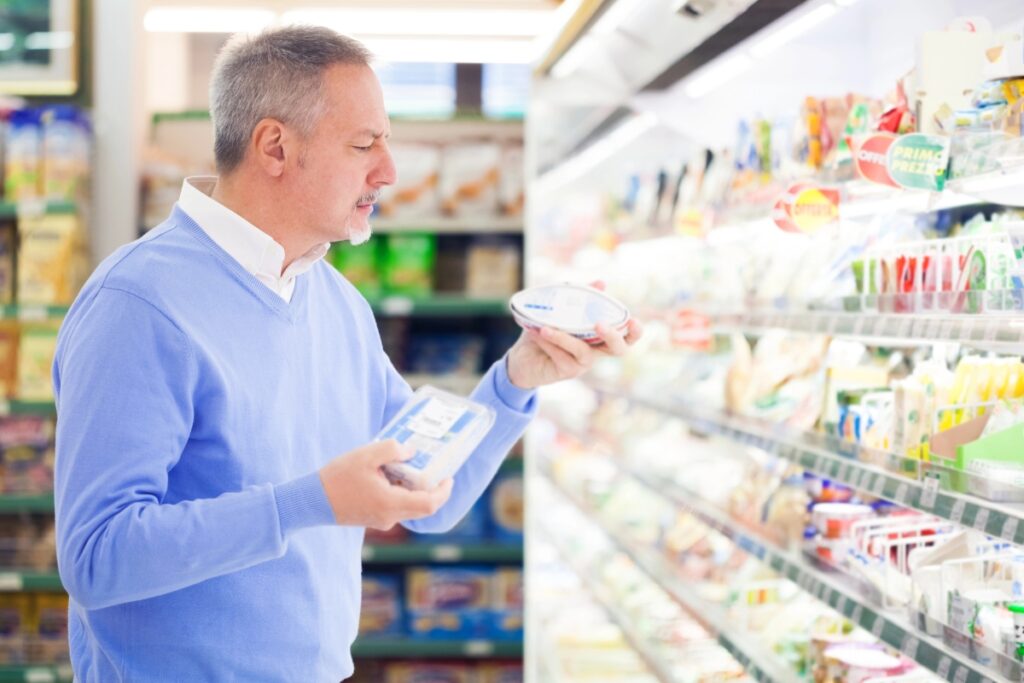 hopper reading food package with healthy label.