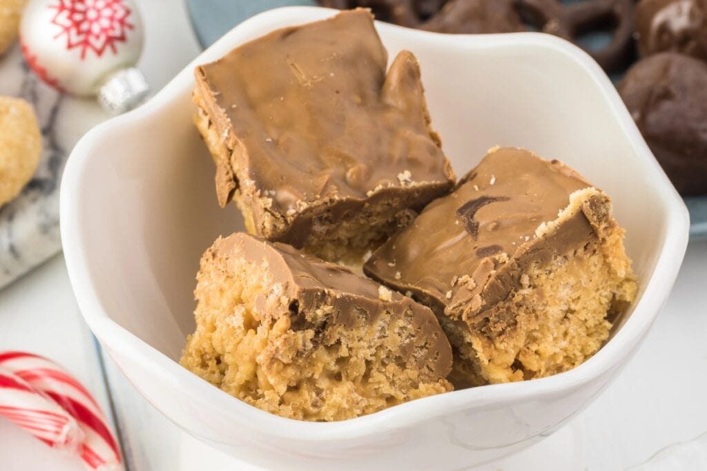 Scotcharoos in a bowl.