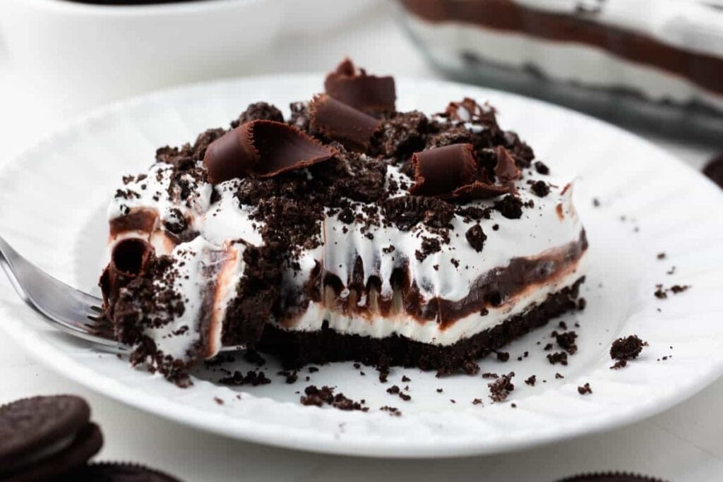 Chocolate lasagna served on a plate.