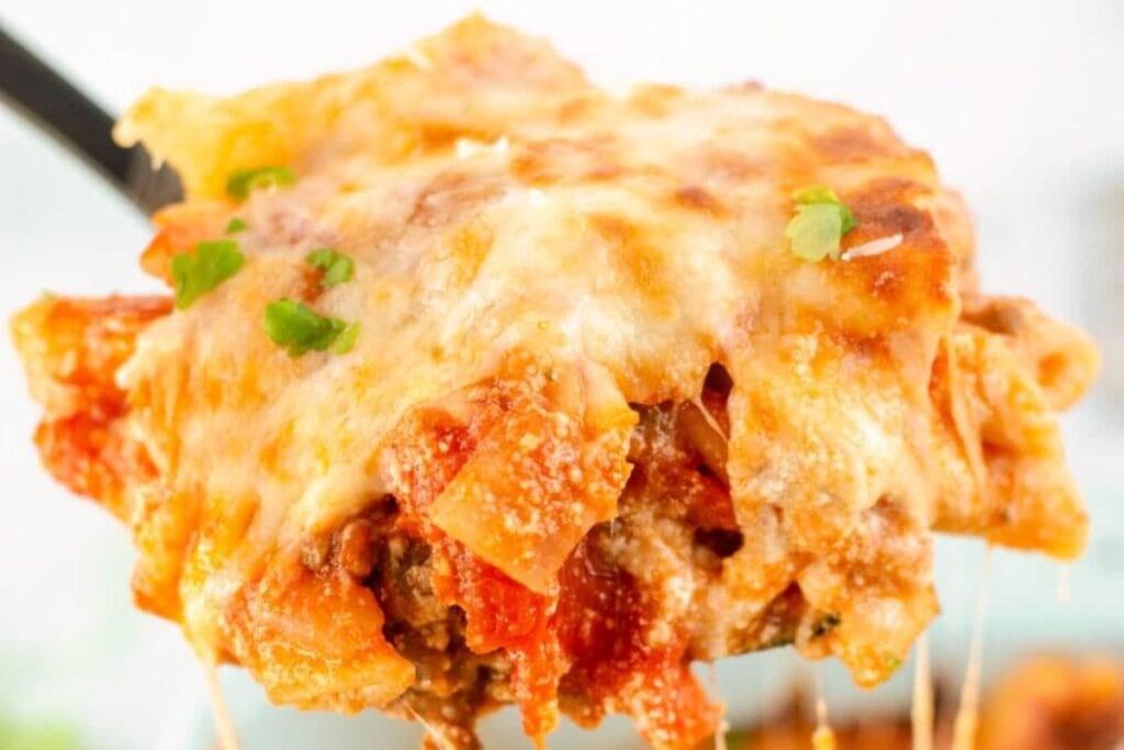 A close up shot of baed ziti.