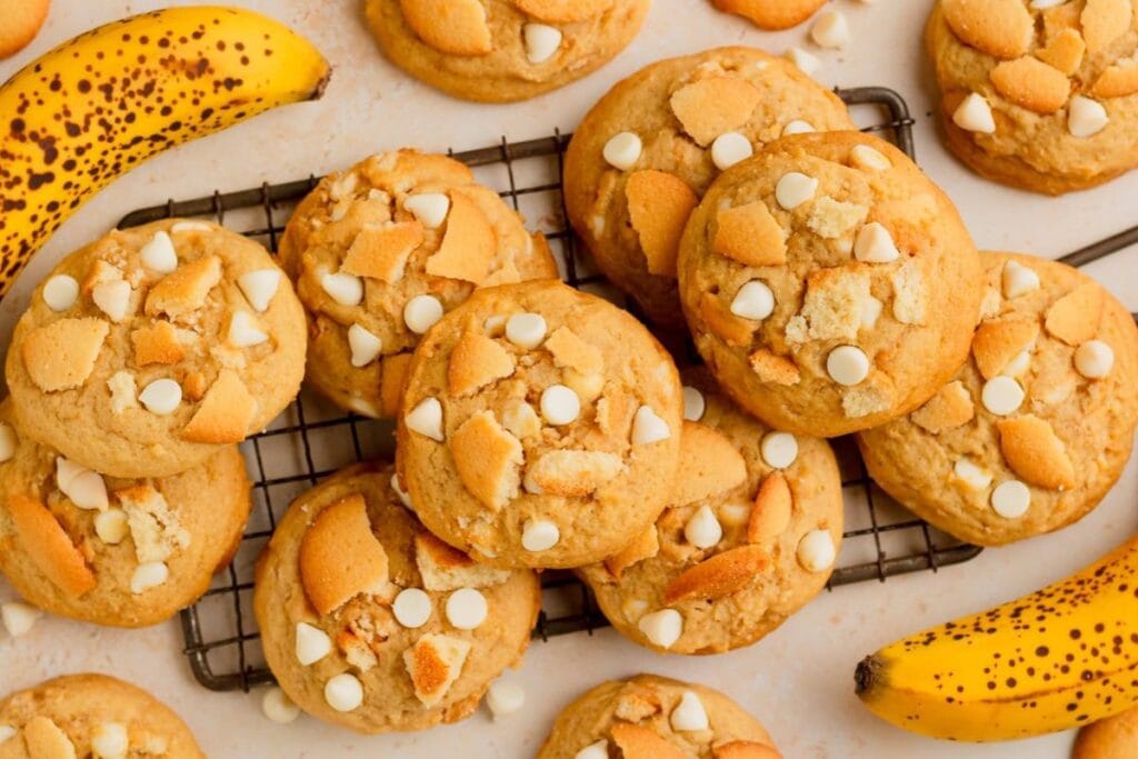 A close up shot of banana pudding cookies.