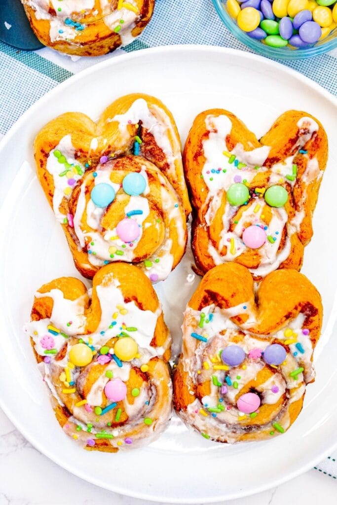 Bunny cinnamon rolls on a plate.