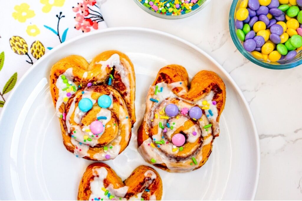 Bunny cinnamon rolls on a plate.