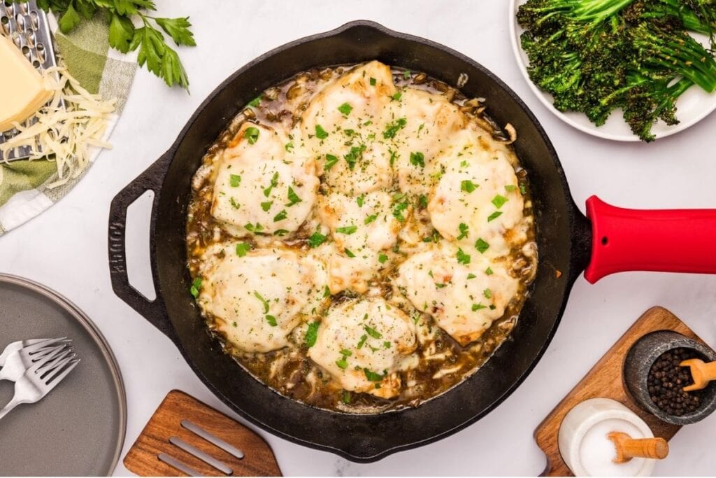 A close up shot of onion soup with chicken.