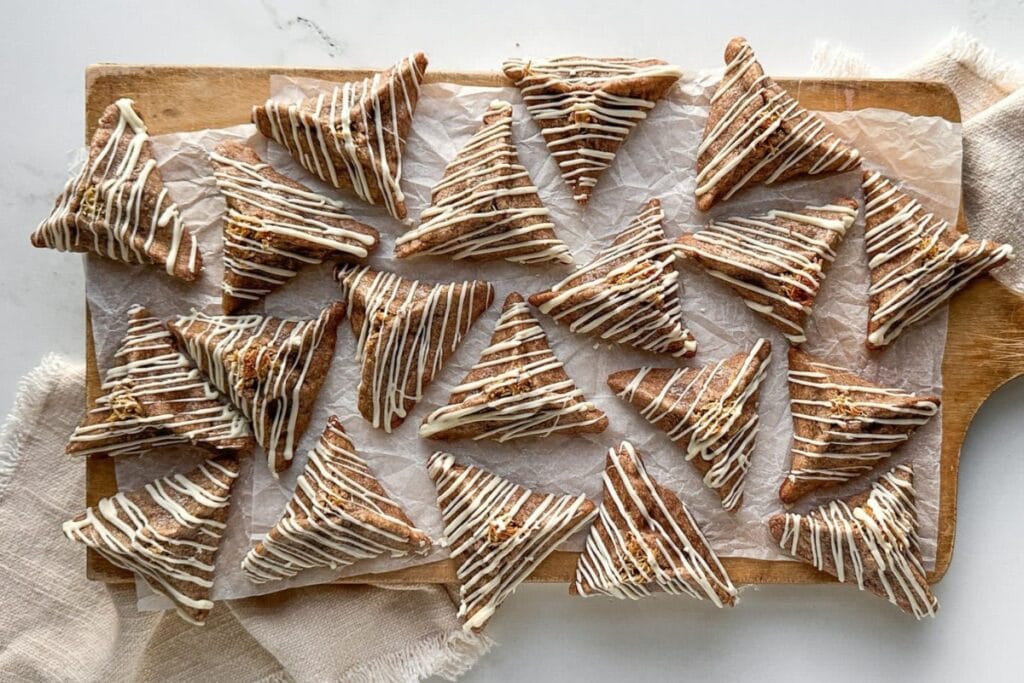 Dubai chocolate hamantaschen on a wooden board.