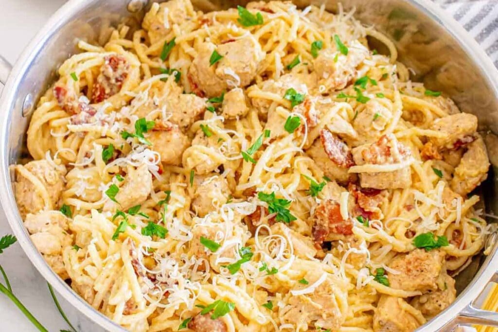 A close up shot of chicken carbonara.
