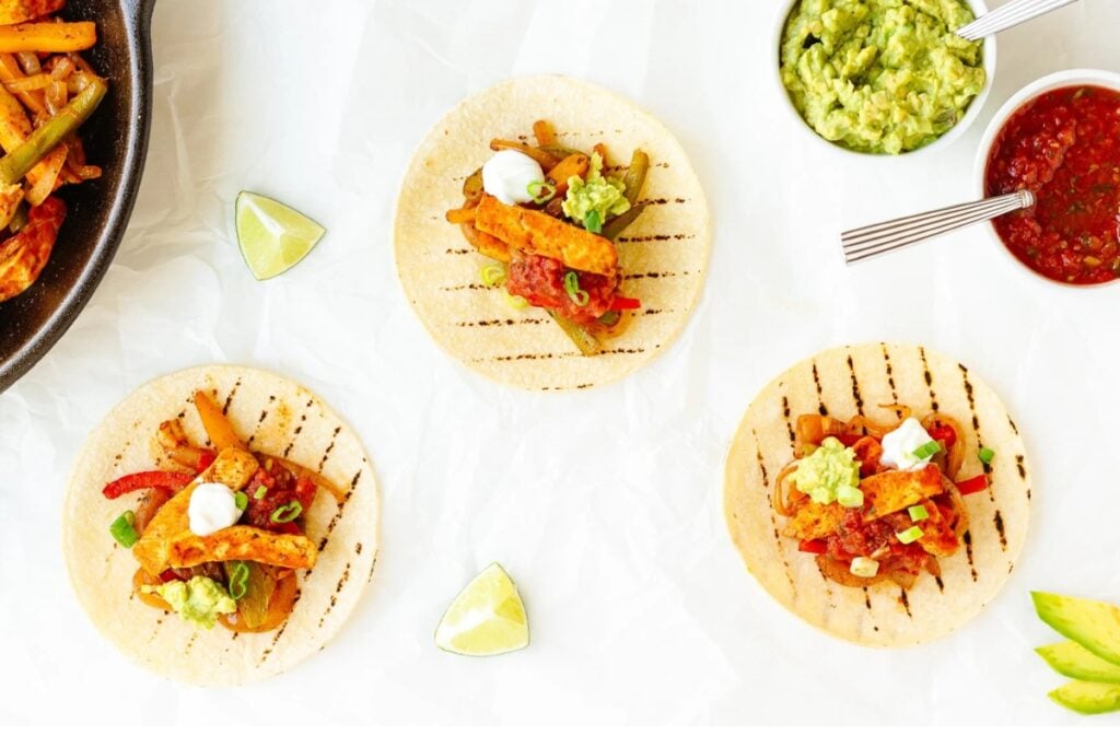 Halloumi fajitas on a table.