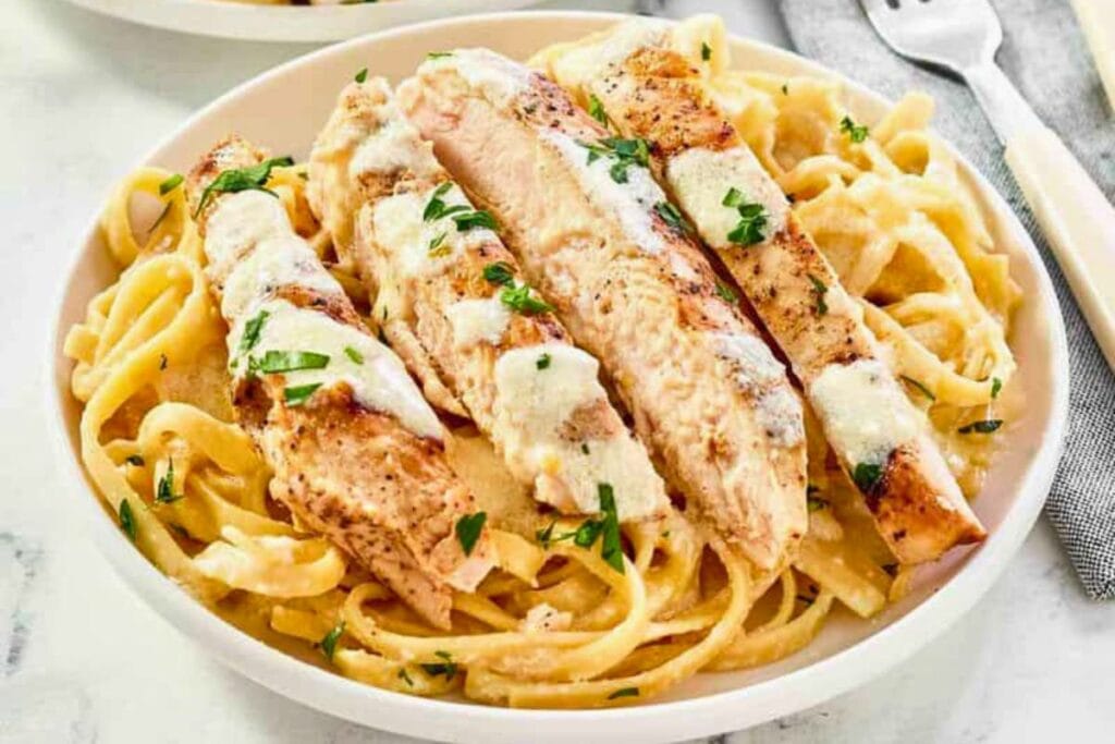 A close up shot of olive garden chicken alfredo.