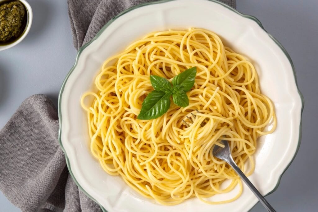 Buttered spaghetti noodles on a plate.