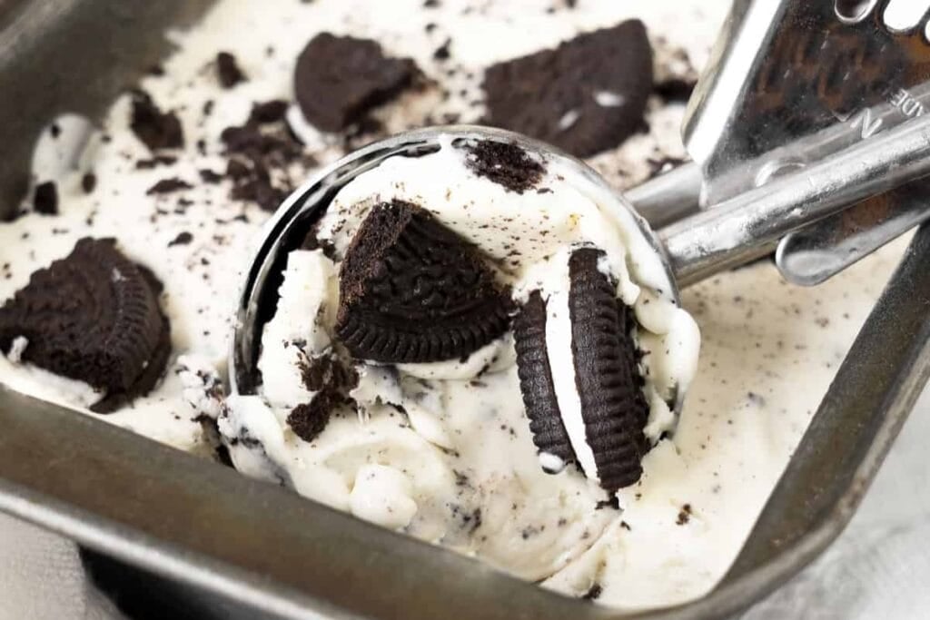 Oreo ice cream with chunks in a scoop.