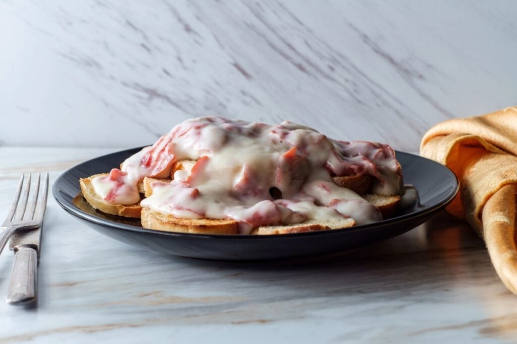 Creamy chipped beef on toast served on a plate.