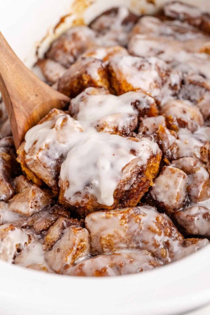 cinnamon roll casserole in crockpot