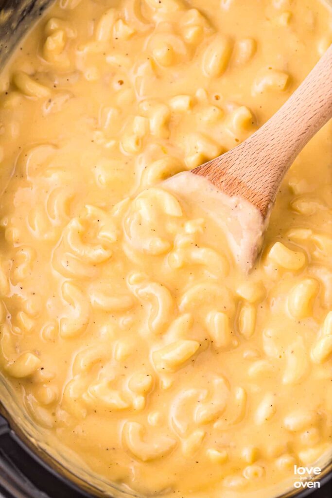 Crockpot macaroni and cheese in a slow cooker.