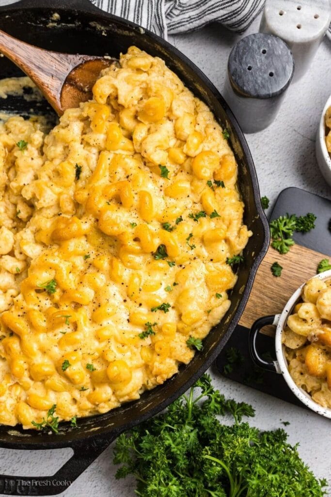 Smoked macaroni and cheese in a skillet.