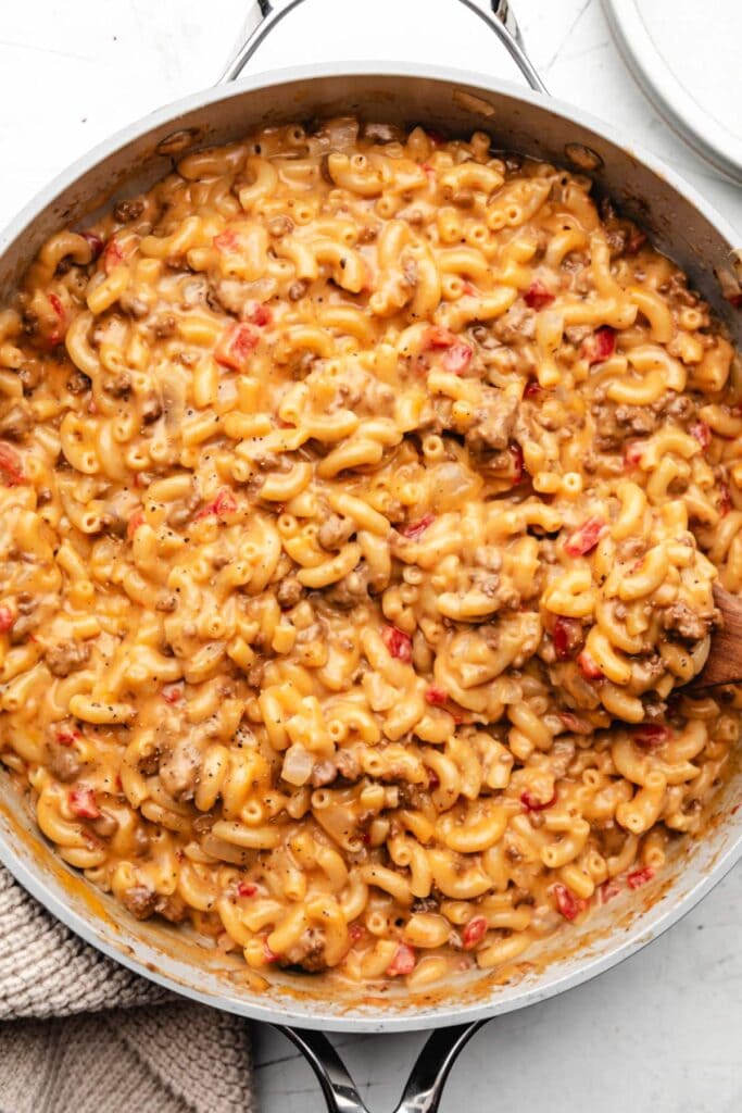 Cheeseburger macaroni in a skillet.